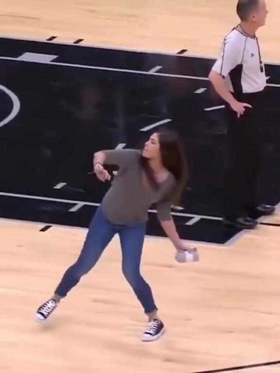 不愧是美國女籃主力，普拉姆的力量太嚇人了
