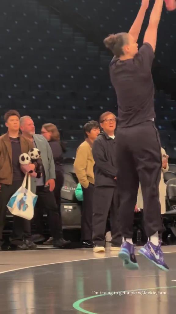 71歲成龍現(xiàn)身巴克萊中心看女籃比賽：她們投籃怎么那么準(zhǔn)?。?！