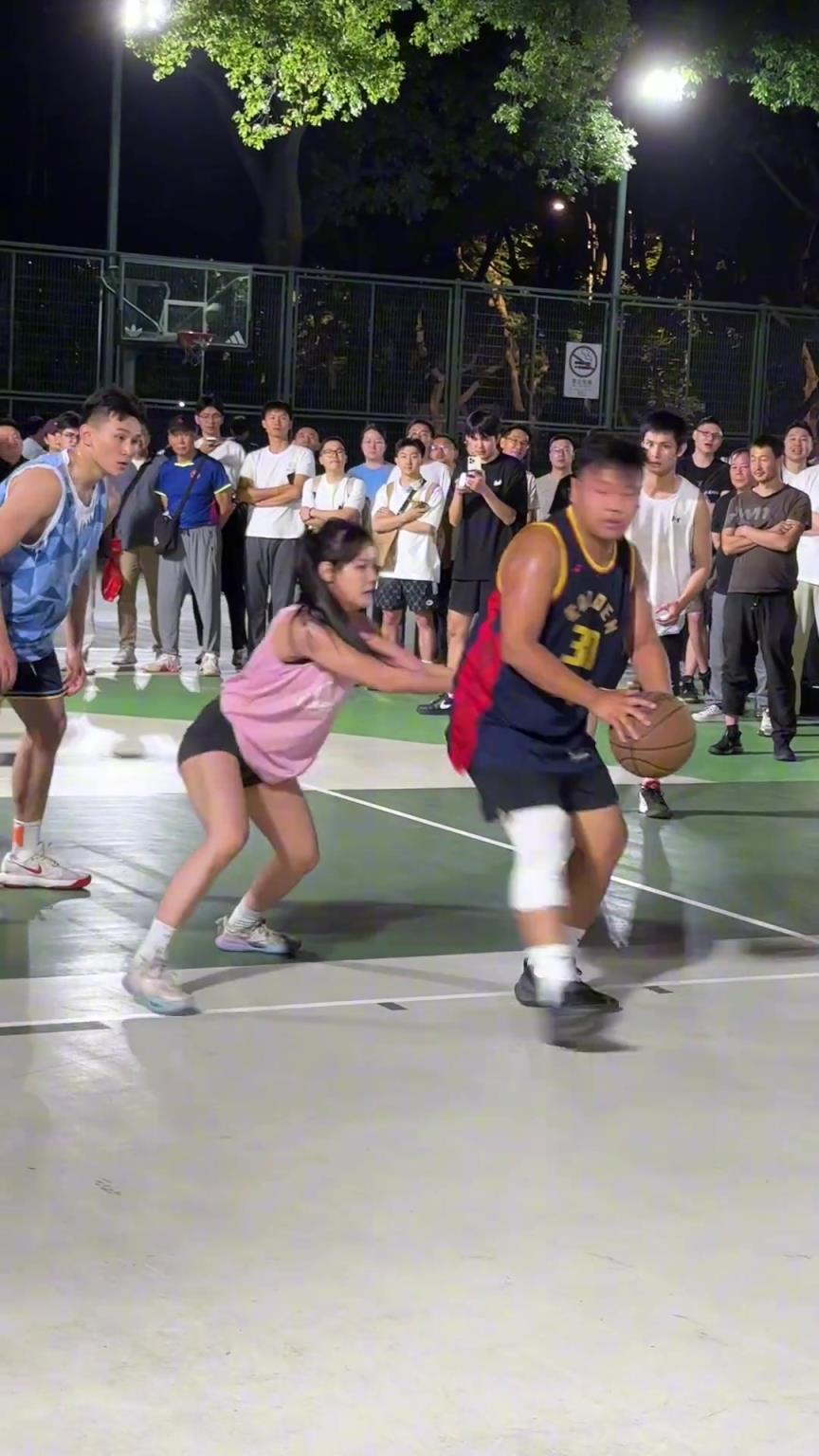 這哥們看見防自己的是女生，一個勁背打，球也不傳了